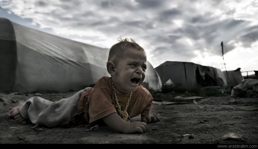 Песня несчастный человек. Плачущие дети от войны.